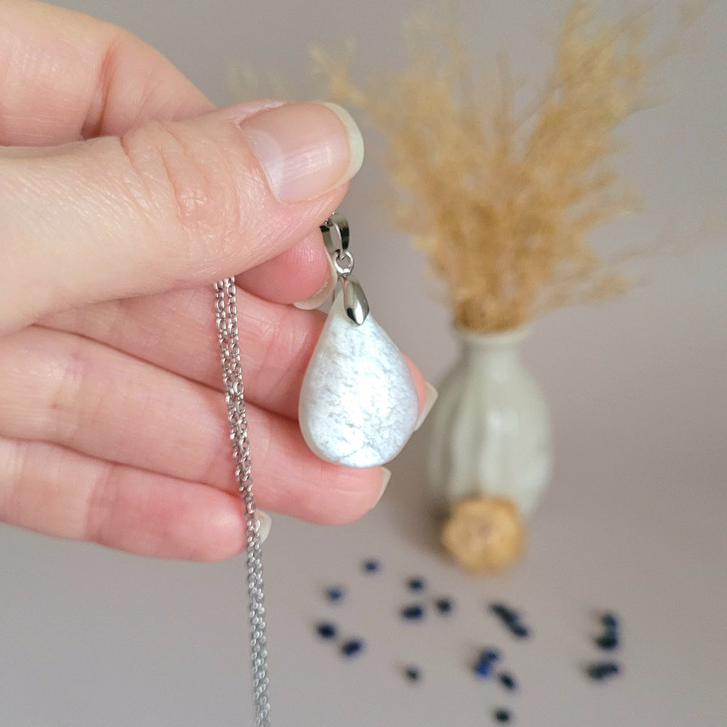 Pendentif en pierre de lune 2,5 cm – Bélière argentée