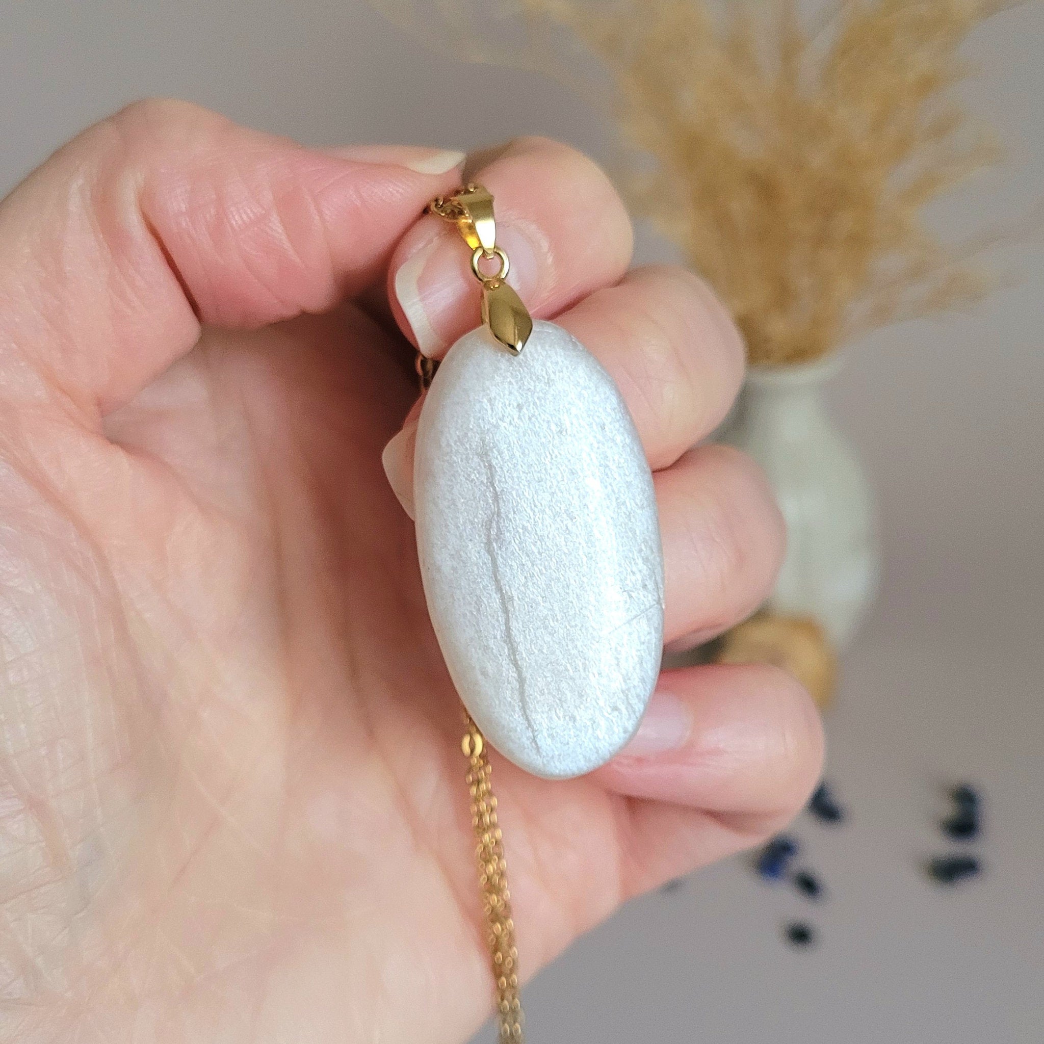 Pendentif en pierre de lune 4 cm – Bélière dorée