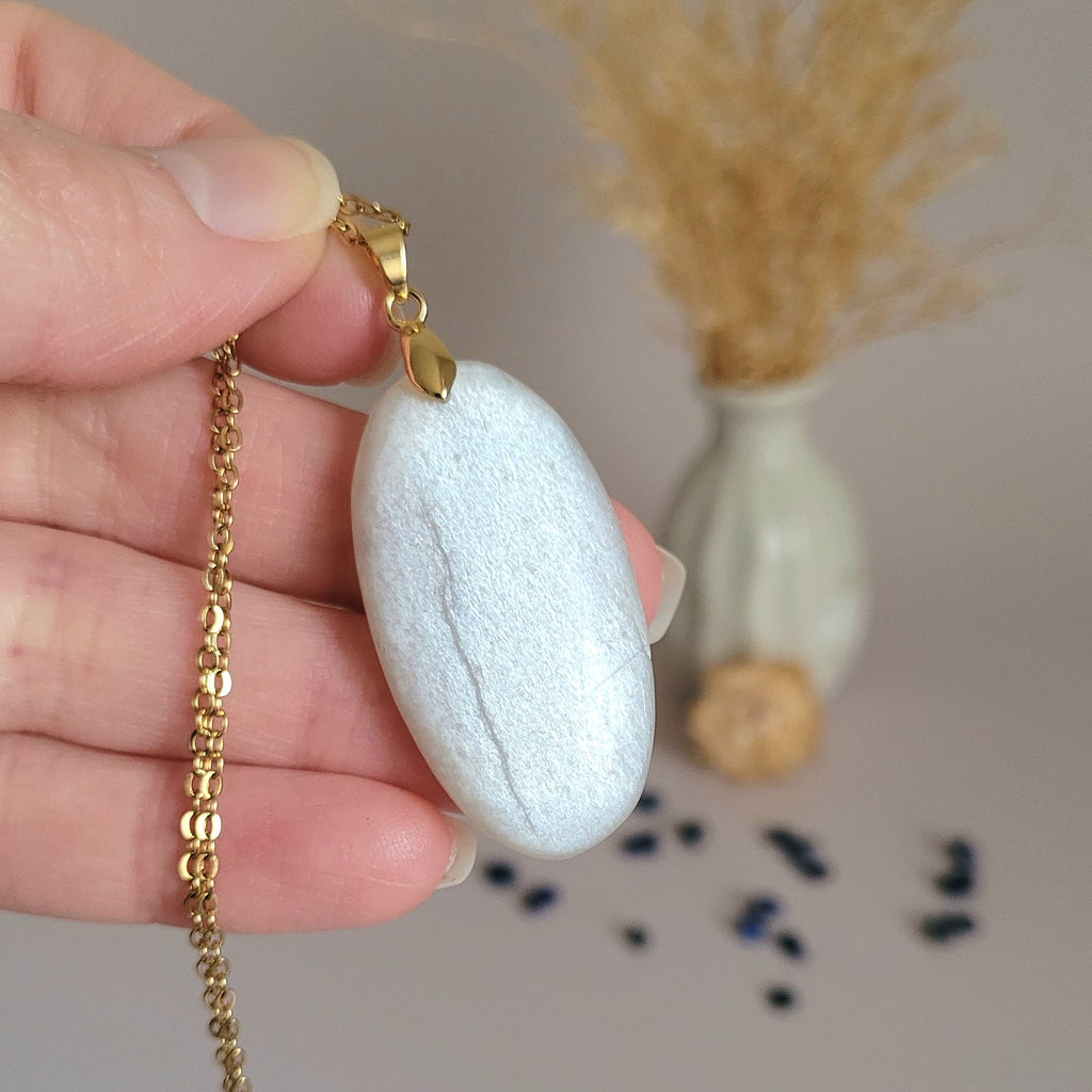Pendentif en pierre de lune 4 cm – Bélière dorée