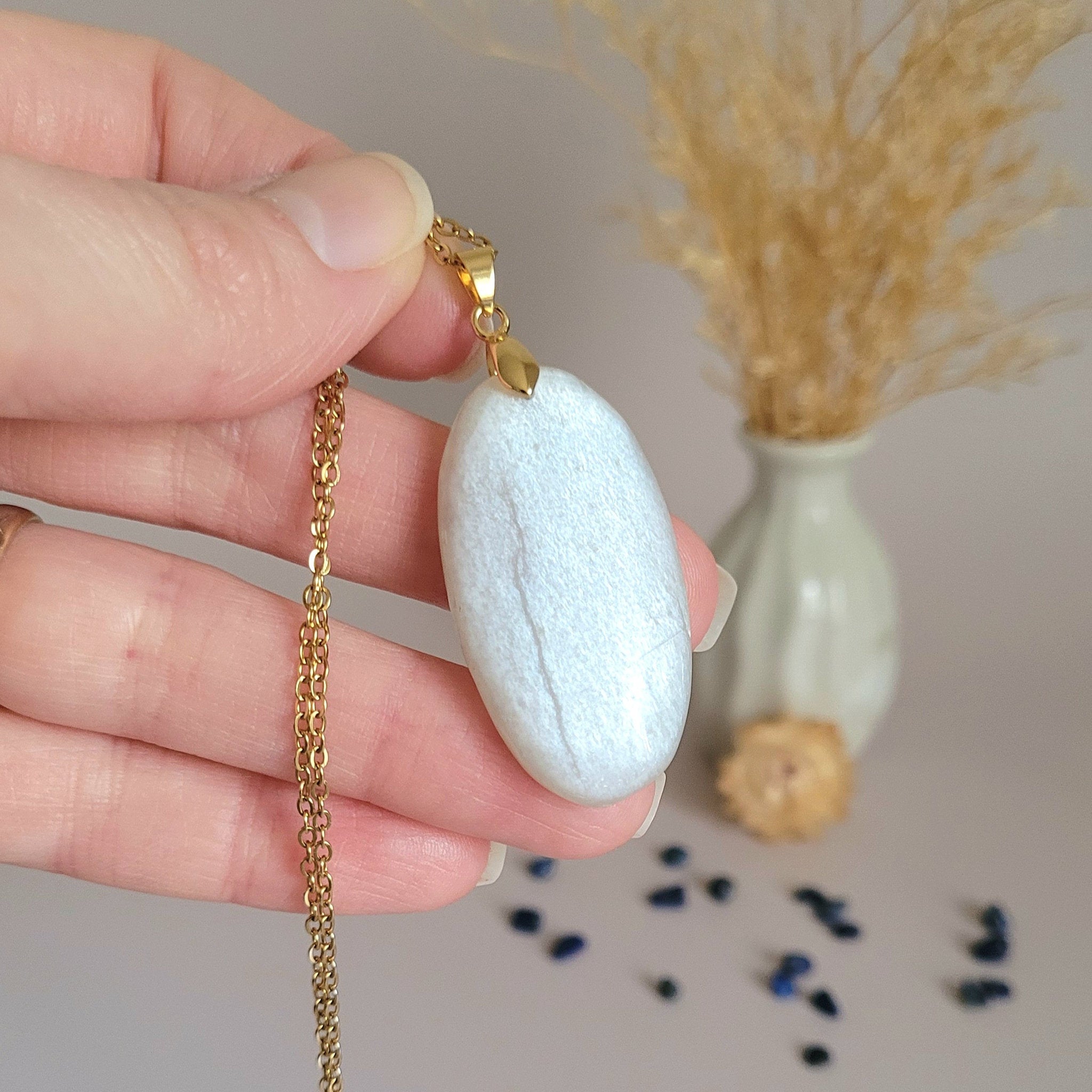 Pendentif en pierre de lune 4 cm – Bélière dorée