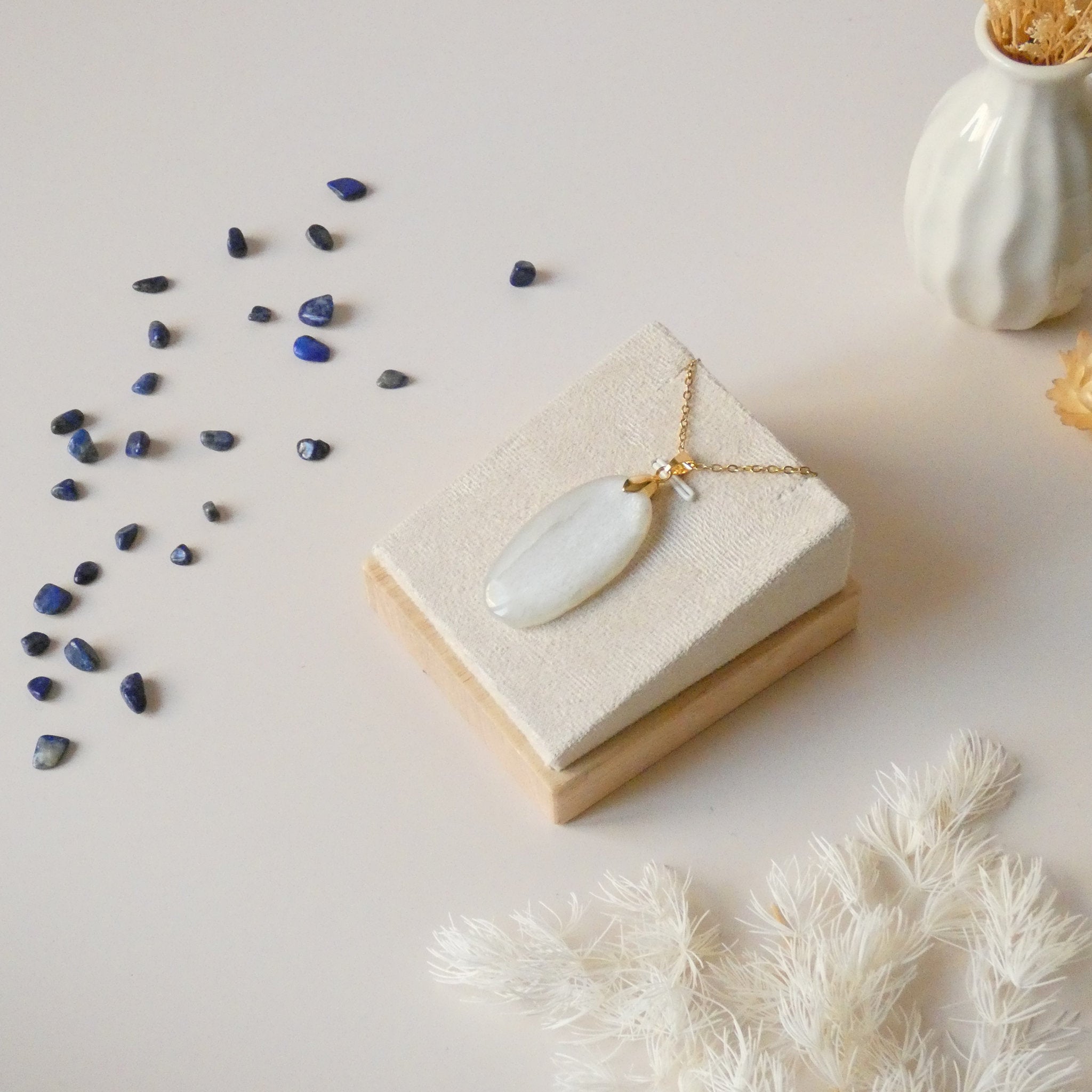 Pendentif en pierre de lune 4 cm – Bélière dorée