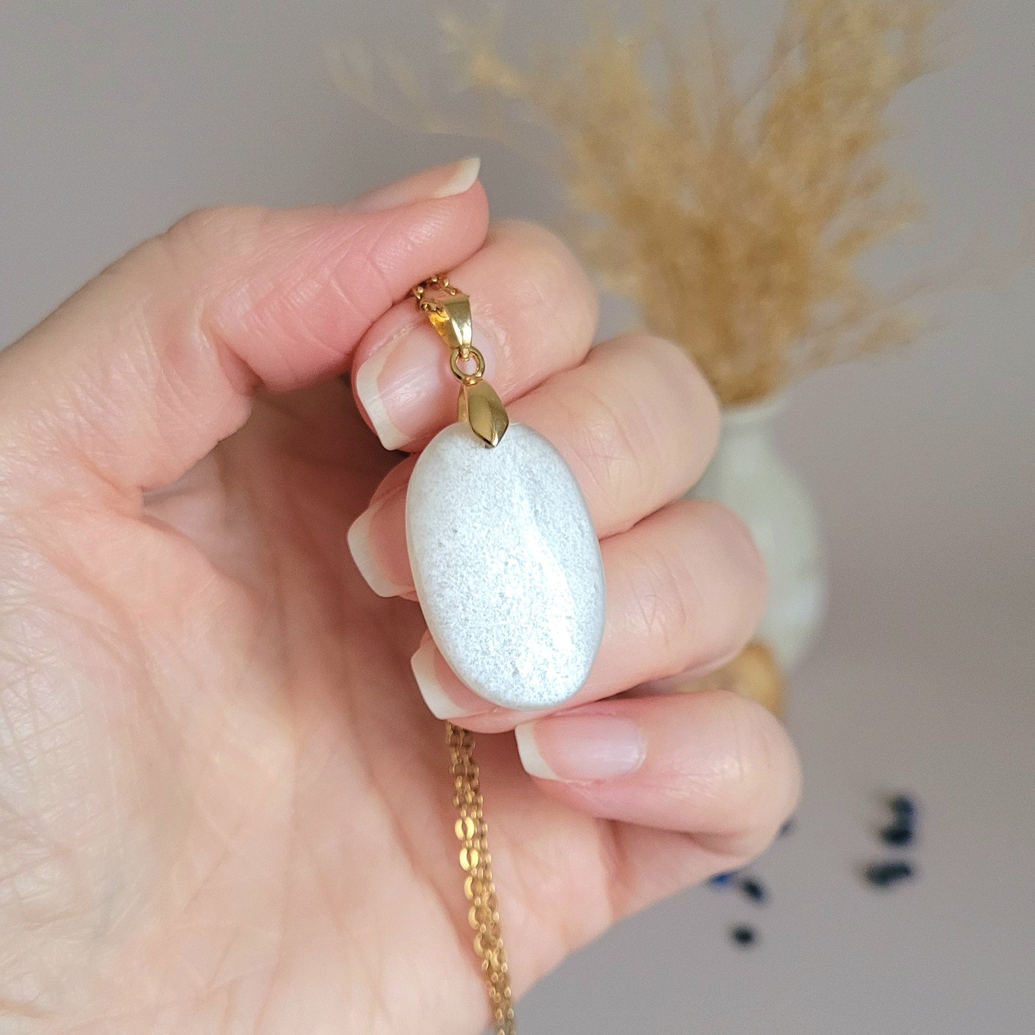 Pendentif en pierre de lune 2,8 cm – Bélière dorée