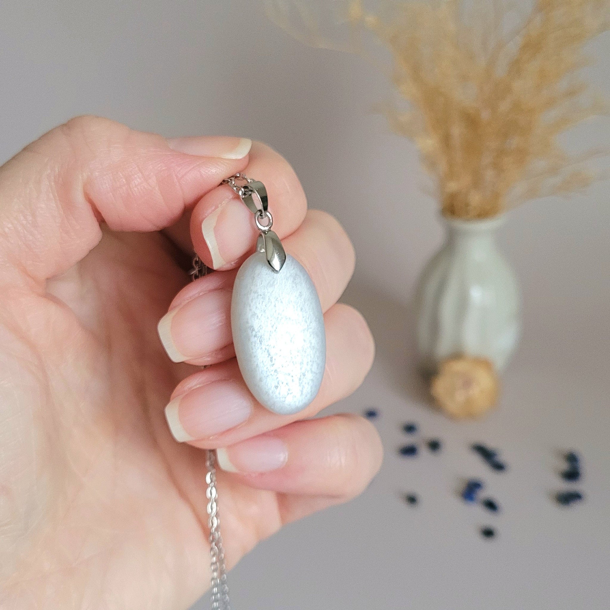 Pendentif en pierre de lune 2,8 cm – Bélière argentée