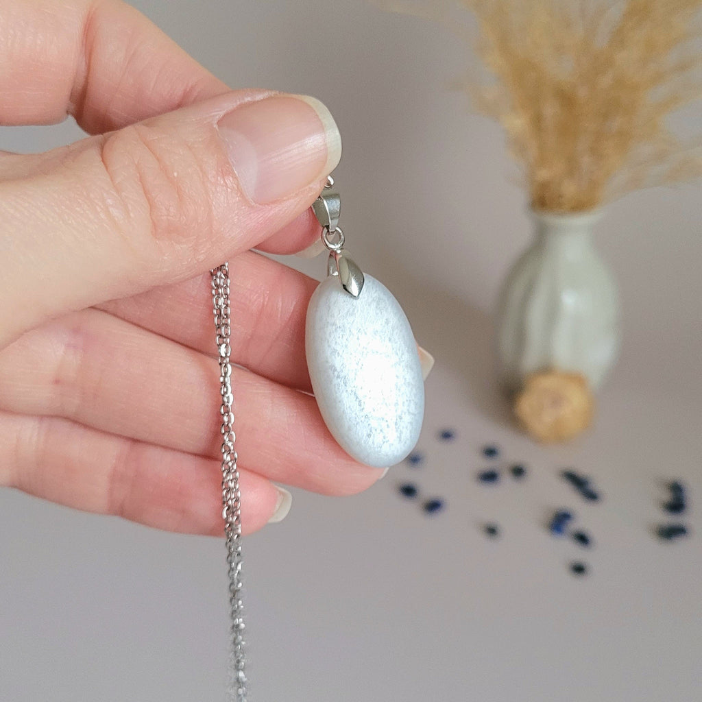 Pendentif en pierre de lune 2,8 cm – Bélière argentée