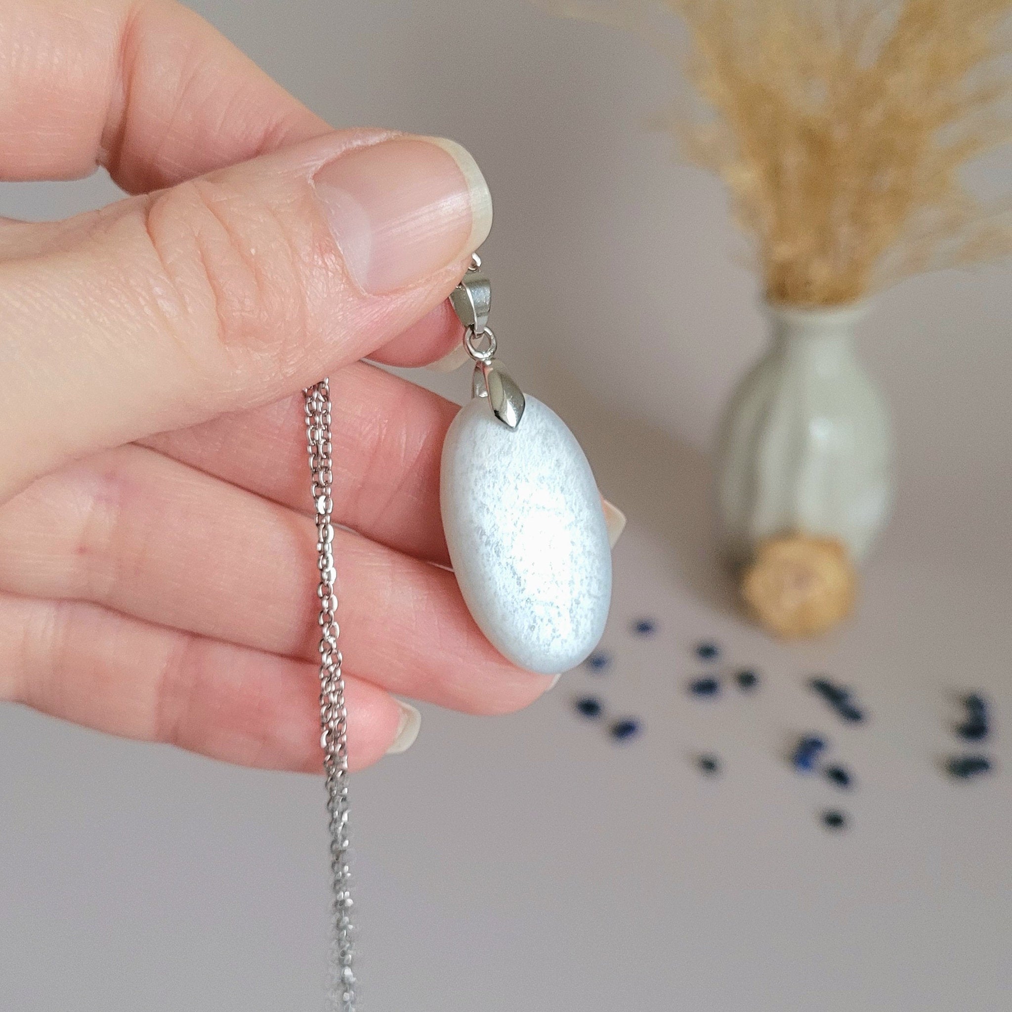 Pendentif en pierre de lune 2,8 cm – Bélière argentée
