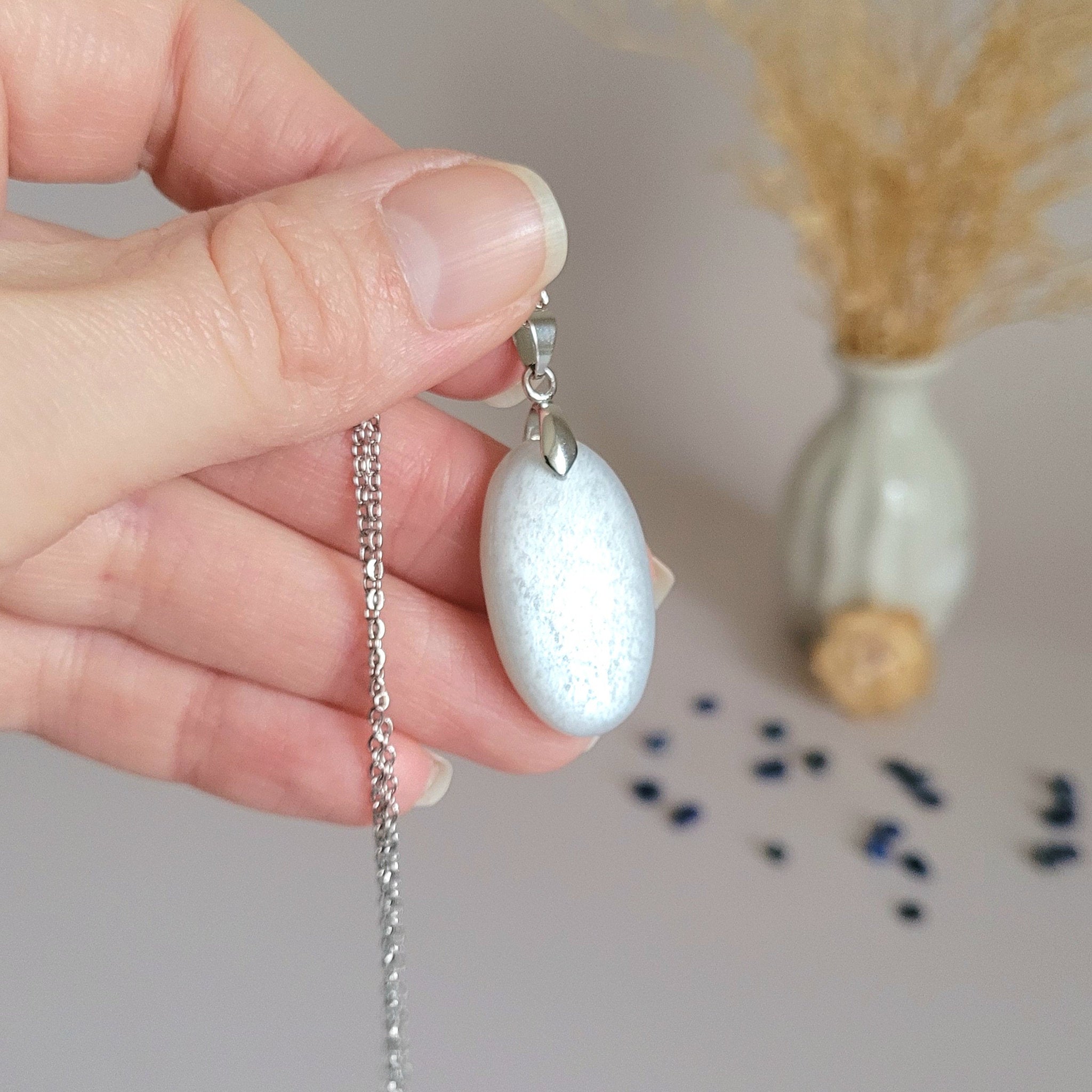 Pendentif en pierre de lune 2,8 cm – Bélière argentée