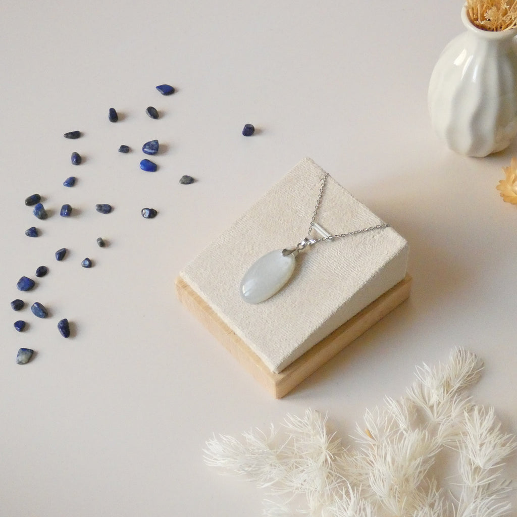 Pendentif en pierre de lune 2,8 cm – Bélière argentée