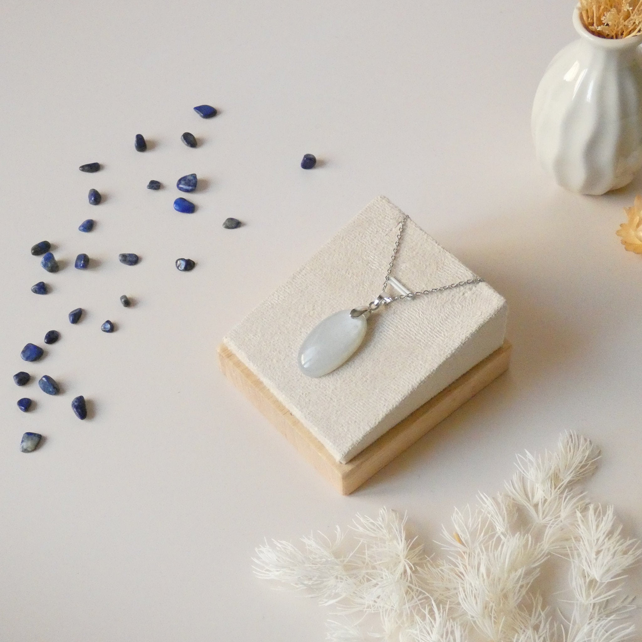 Pendentif en pierre de lune 2,8 cm – Bélière argentée