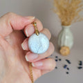 Pendentif en pierre de lune ronde 2,5 cm bélière dorée