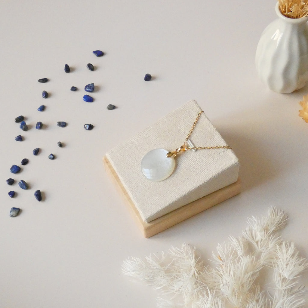 Pendentif en pierre de lune ronde 2,5 cm bélière dorée