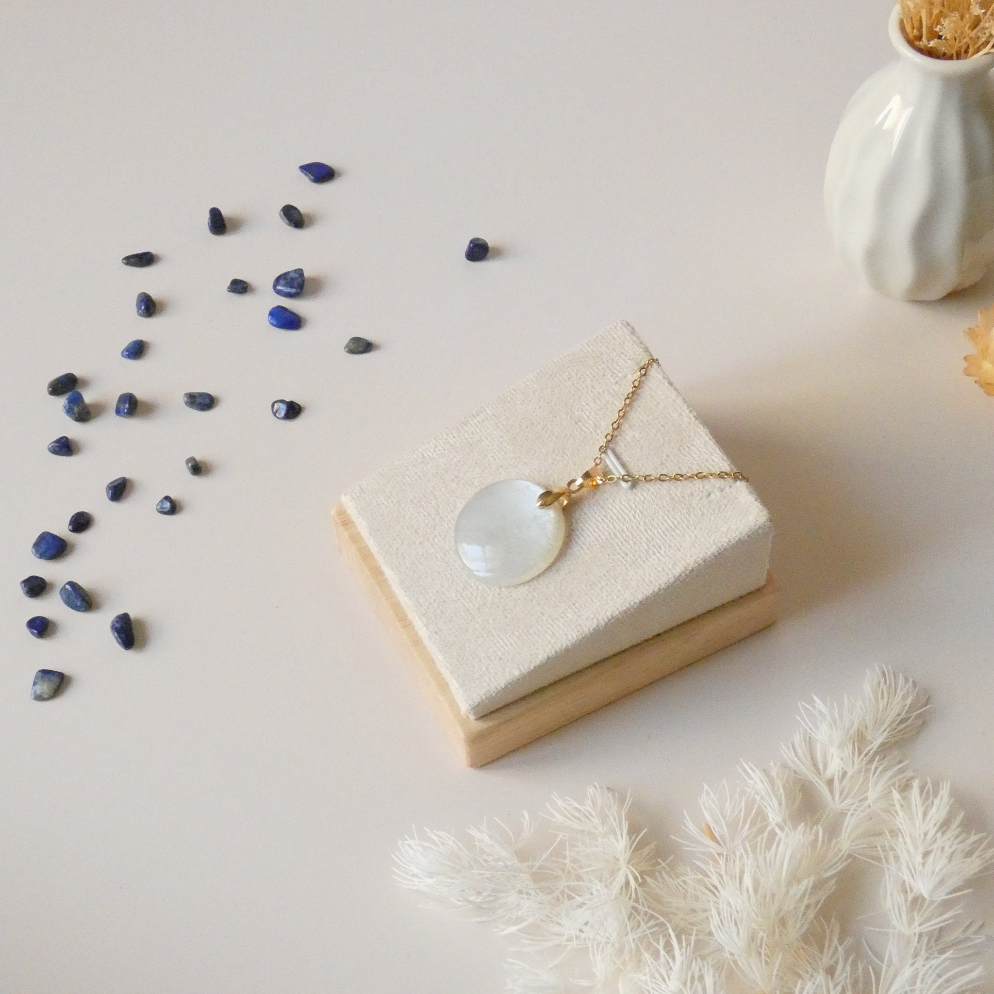 Pendentif en pierre de lune ronde 2,5 cm bélière dorée