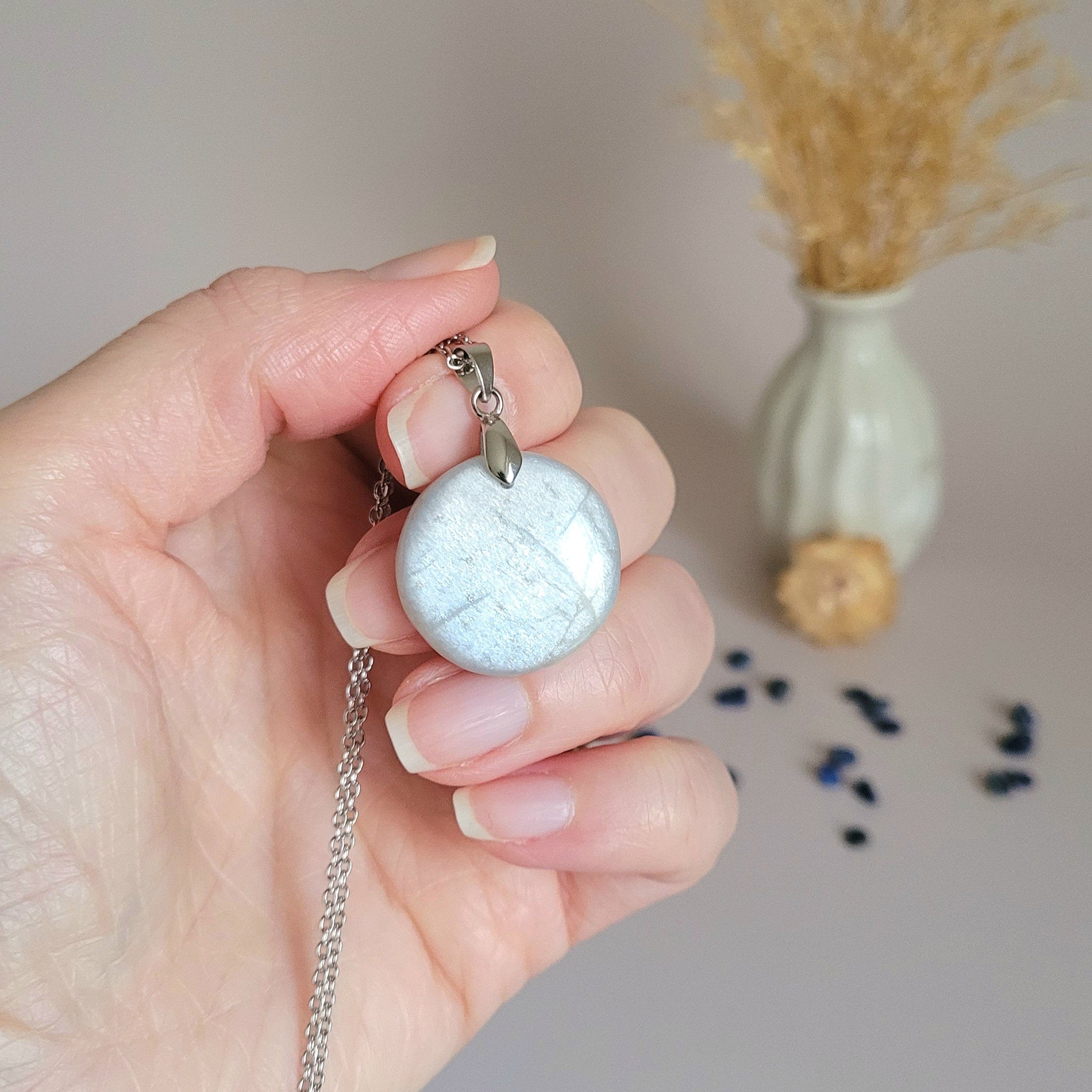 Pendentif en pierre de lune 2,3 cm - Bélière argentée