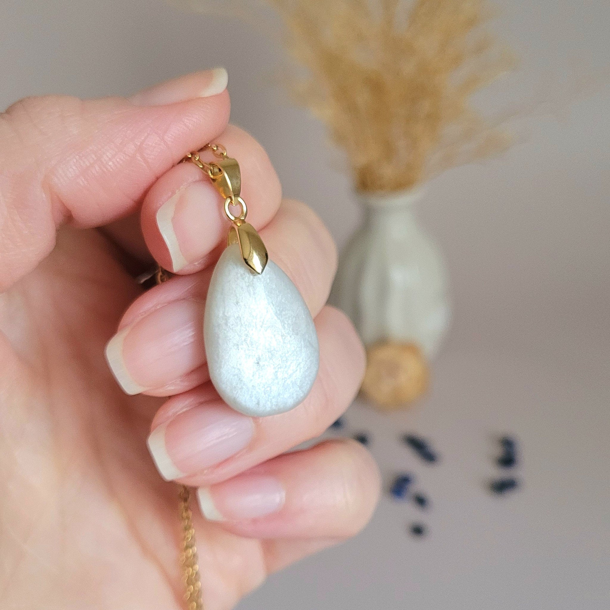 Pendentif en pierre de lune 2,4 cm - Bélière dorée