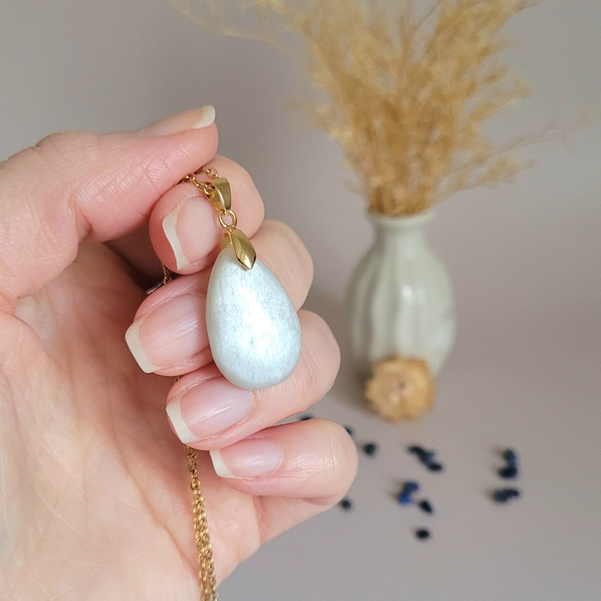 Pendentif en pierre de lune 2,4 cm - Bélière dorée
