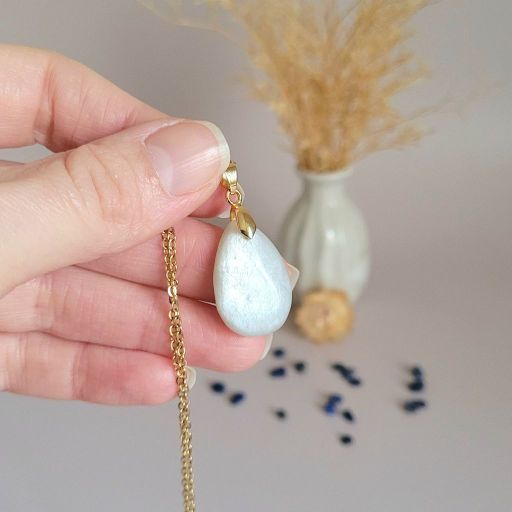 Pendentif en pierre de lune 2,4 cm - Bélière dorée