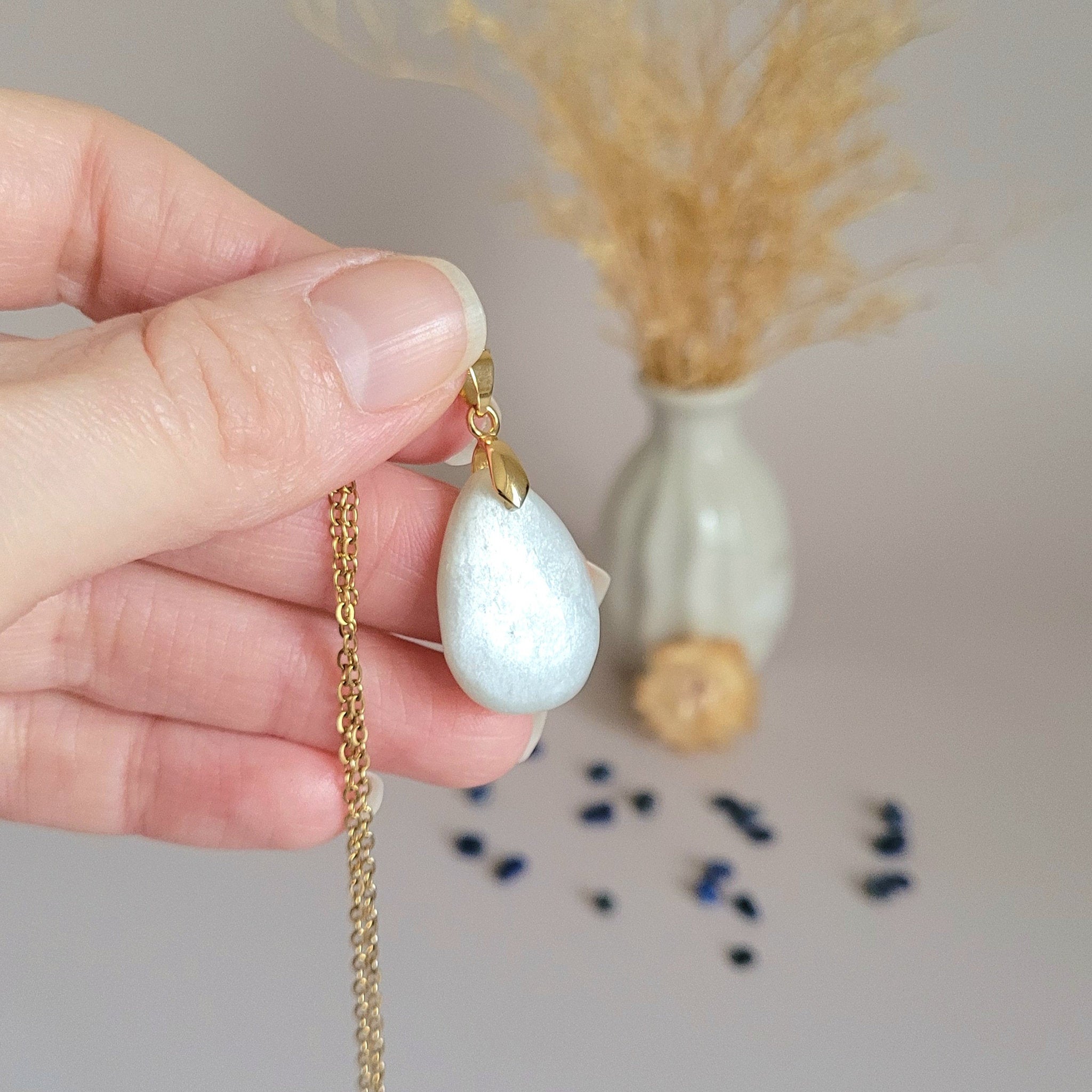 Pendentif en pierre de lune 2,4 cm - Bélière dorée