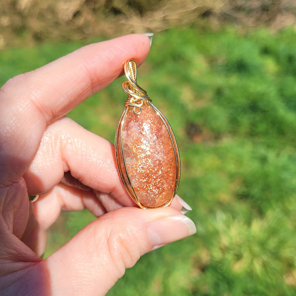 Pendentif en pierre de soleil – 5,1 cm – Wire wrapping doré