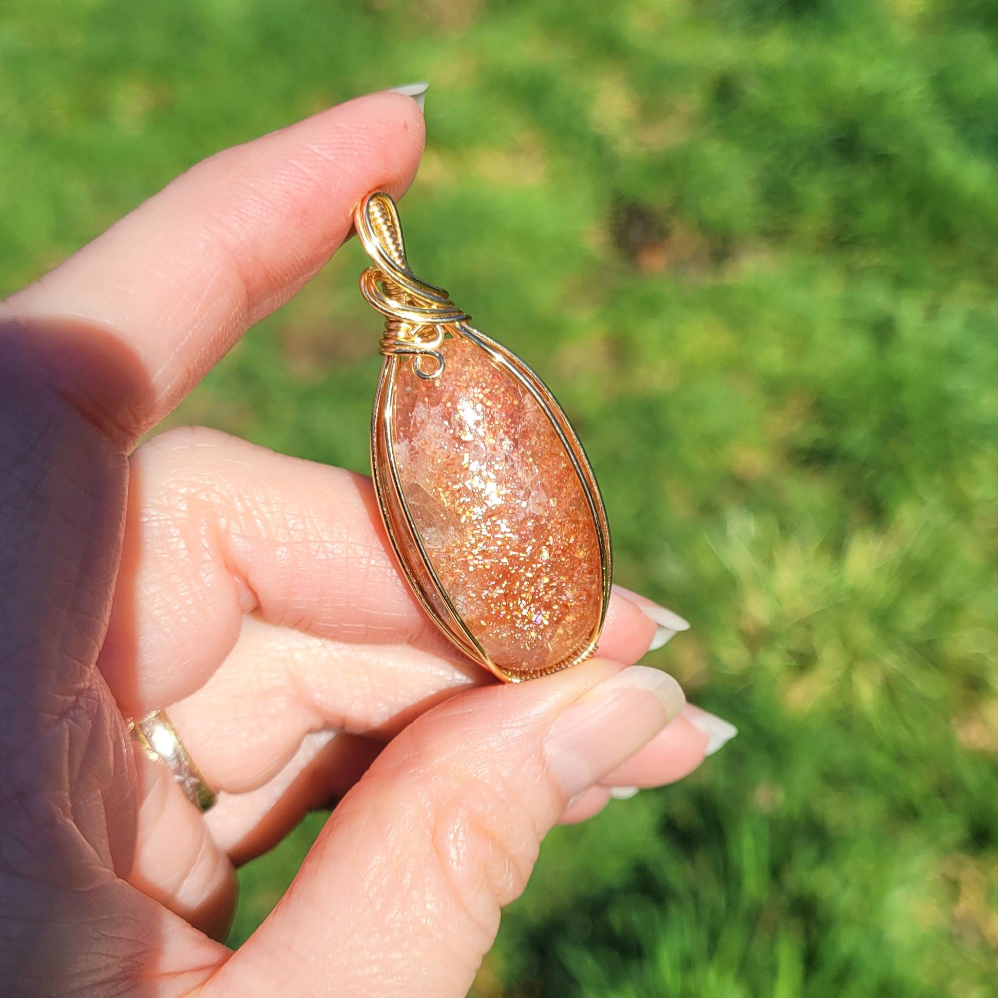 Pendentif en pierre de soleil – 5,1 cm – Wire wrapping doré