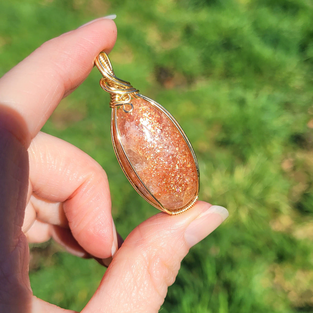 Pendentif en pierre de soleil – 5,1 cm – Wire wrapping doré