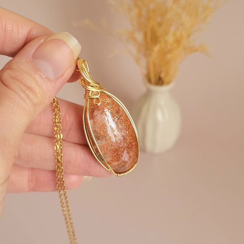 Pendentif en pierre de soleil – 5,1 cm – Wire wrapping doré