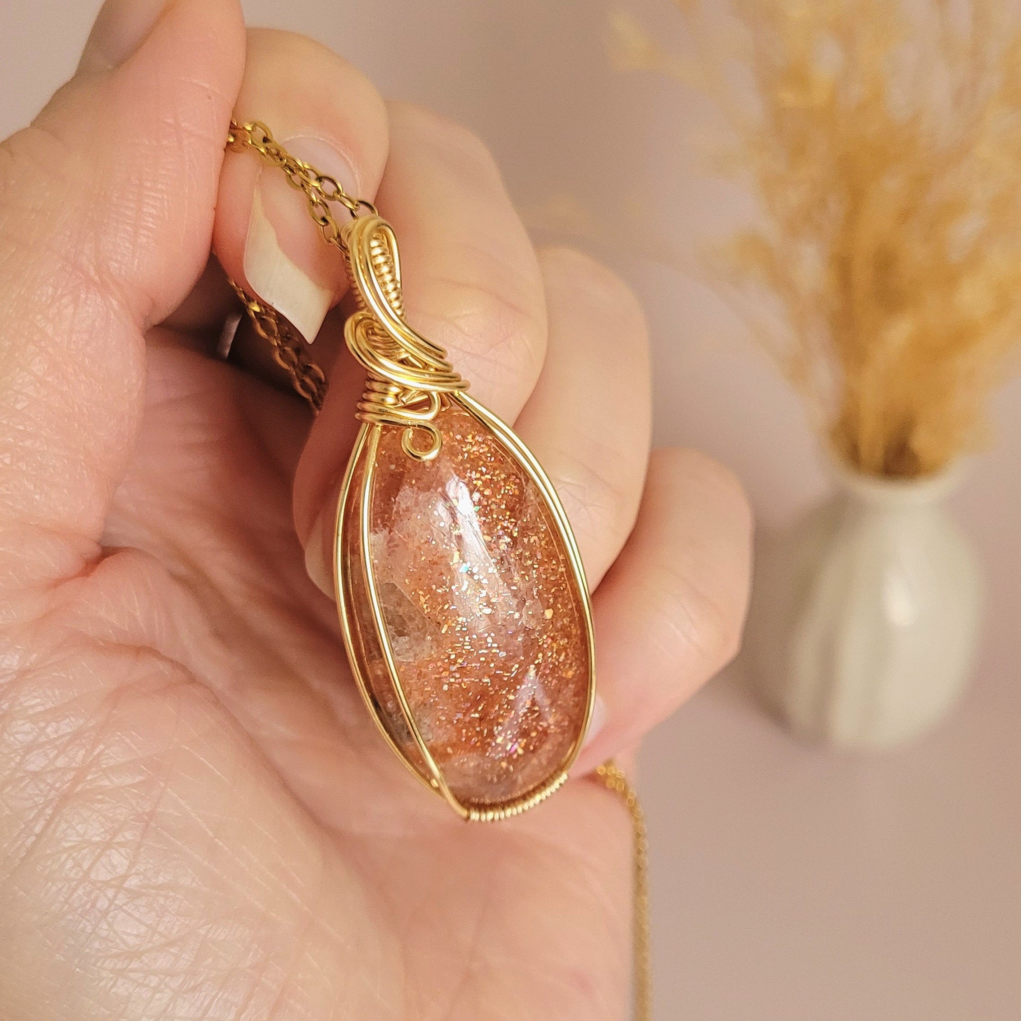 Pendentif en pierre de soleil – 5,1 cm – Wire wrapping doré
