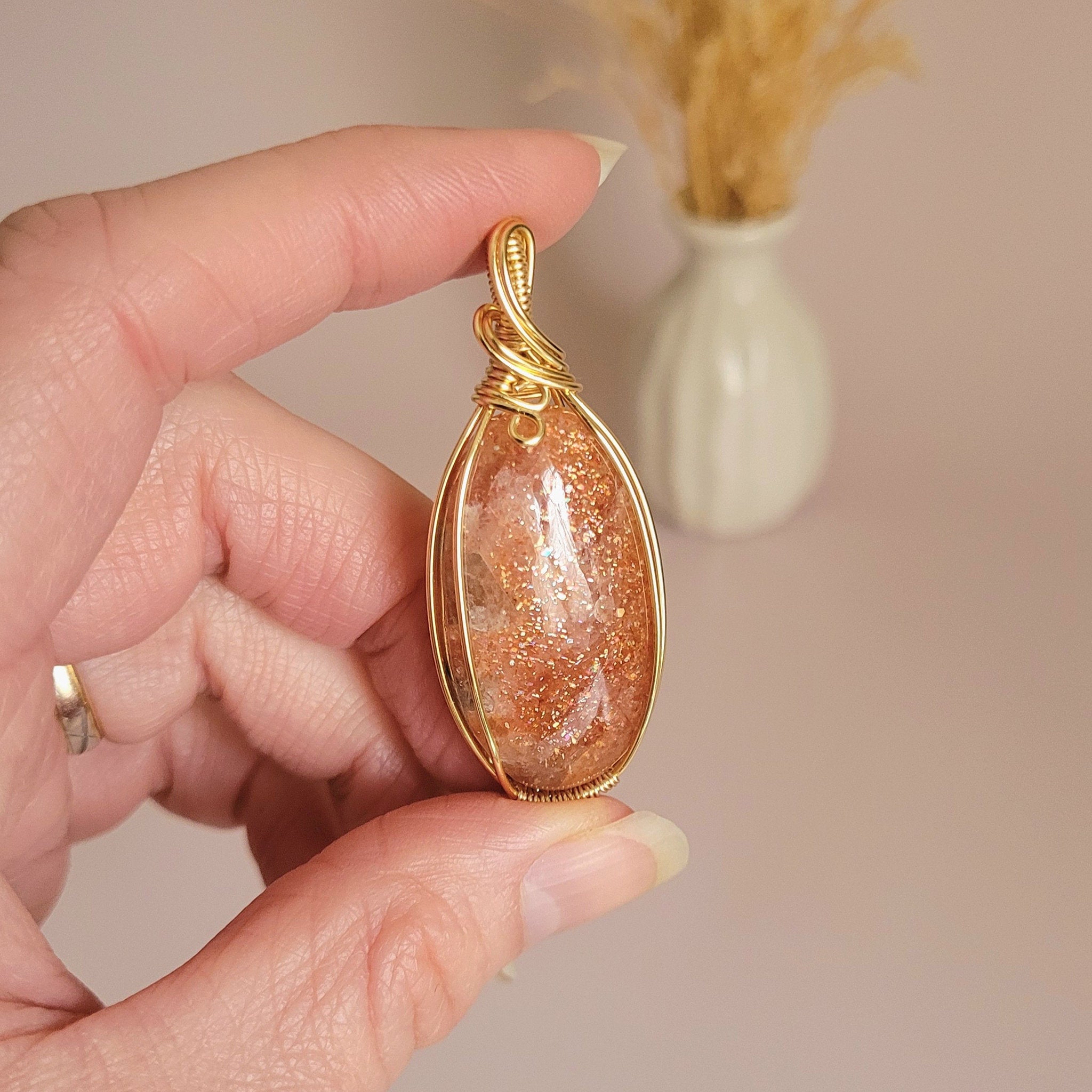 Pendentif en pierre de soleil – 5,1 cm – Wire wrapping doré