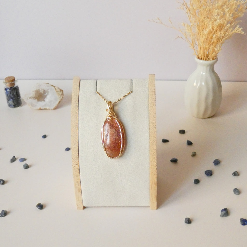 Pendentif en pierre de soleil – 5,1 cm – Wire wrapping doré