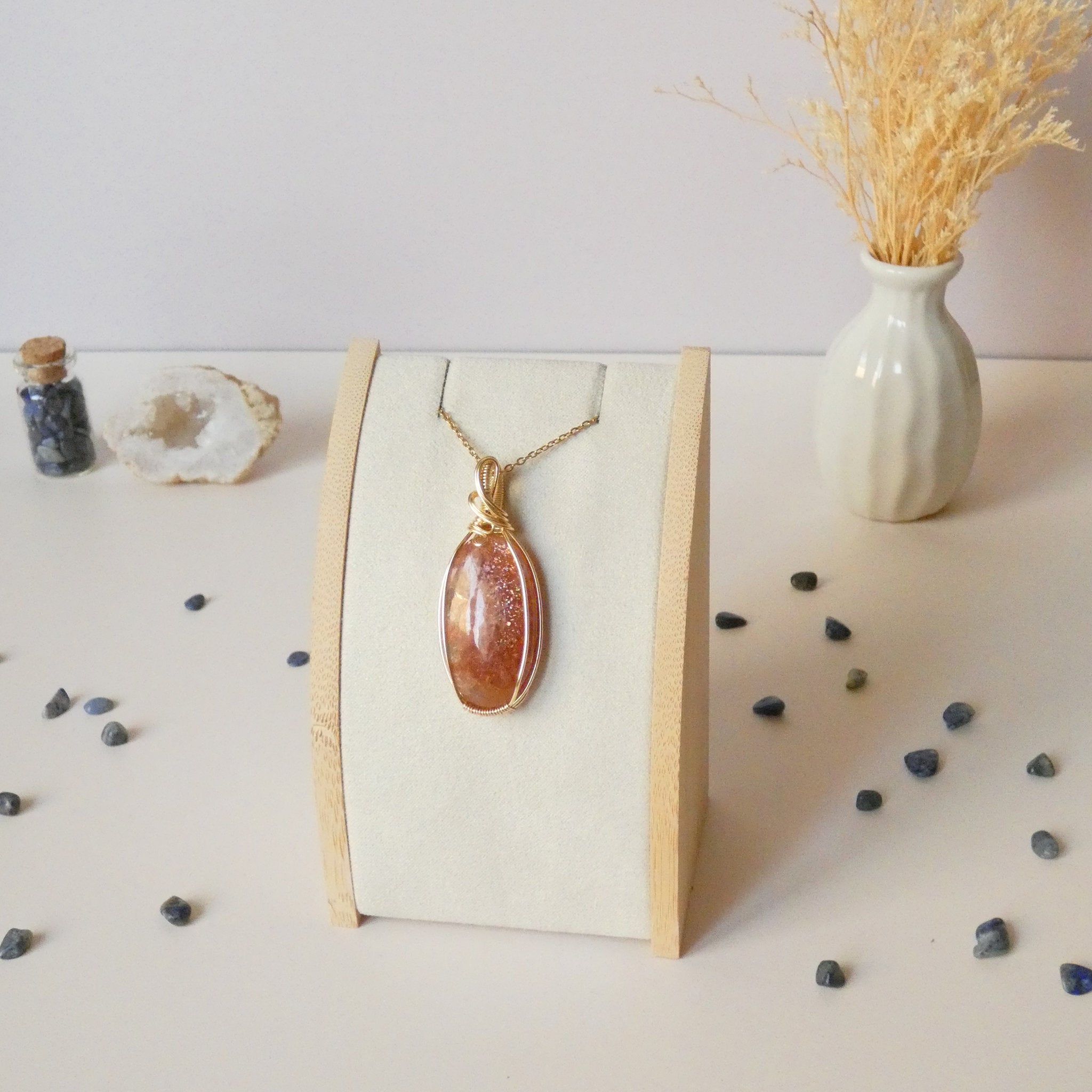Pendentif en pierre de soleil – 5,1 cm – Wire wrapping doré