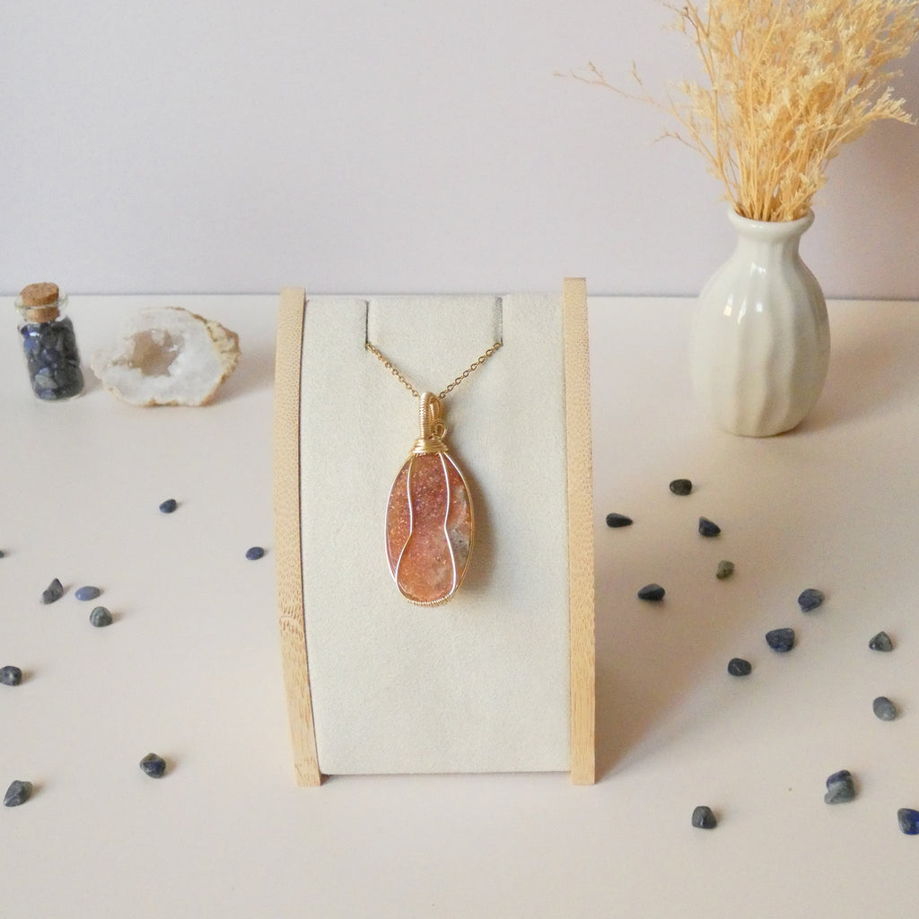 Pendentif en pierre de soleil – 5,1 cm – Wire wrapping doré
