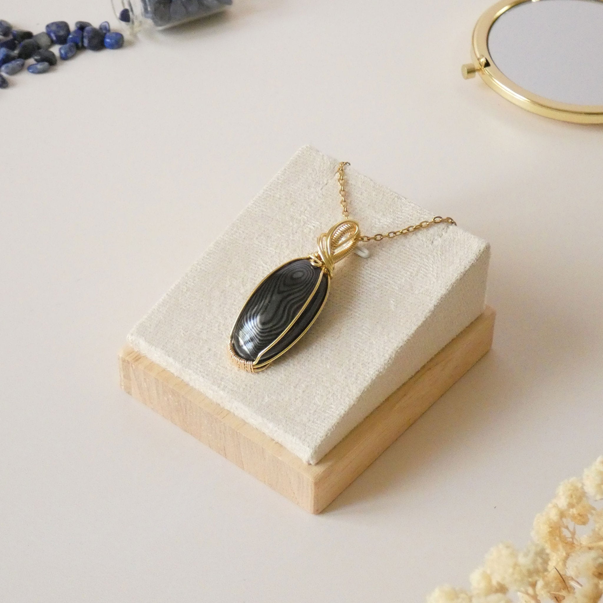 Pendentif en psilomélane – bijou artisanal – wire wrapping doré