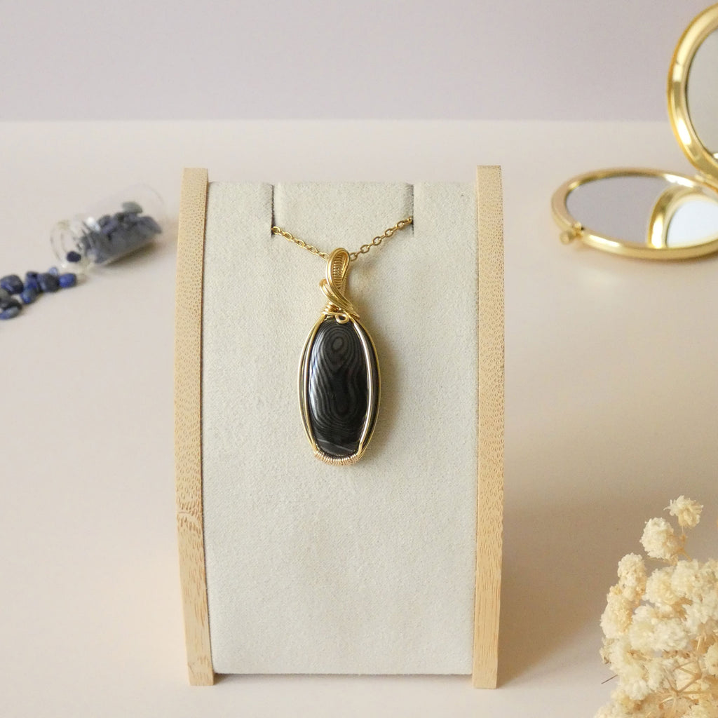 Pendentif en psilomélane – bijou artisanal – wire wrapping doré