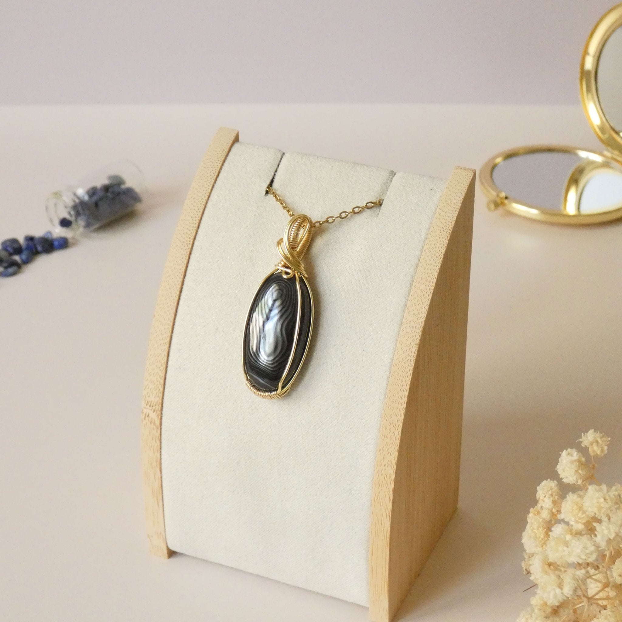 Pendentif en psilomélane – bijou artisanal – wire wrapping doré