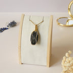 Pendentif en psilomélane – bijou artisanal – wire wrapping doré