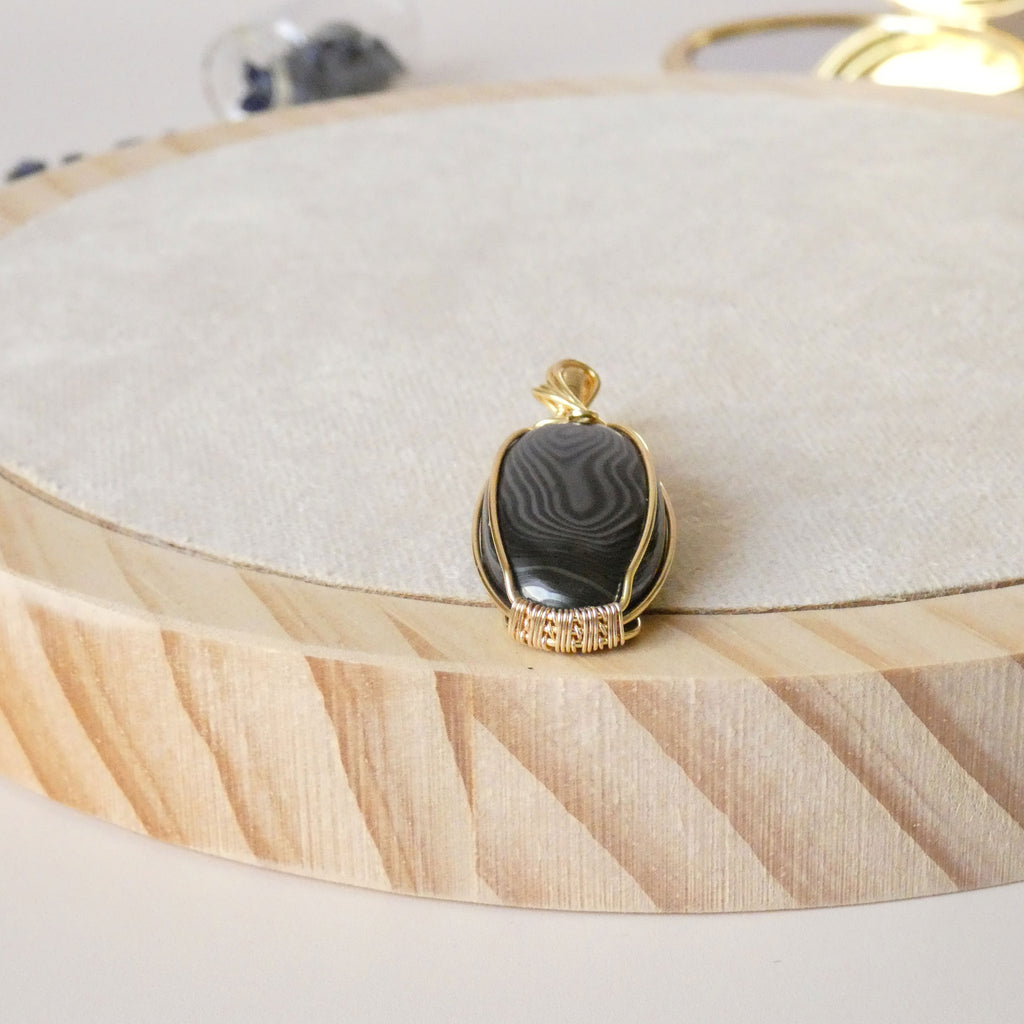 Pendentif en psilomélane – bijou artisanal – wire wrapping doré