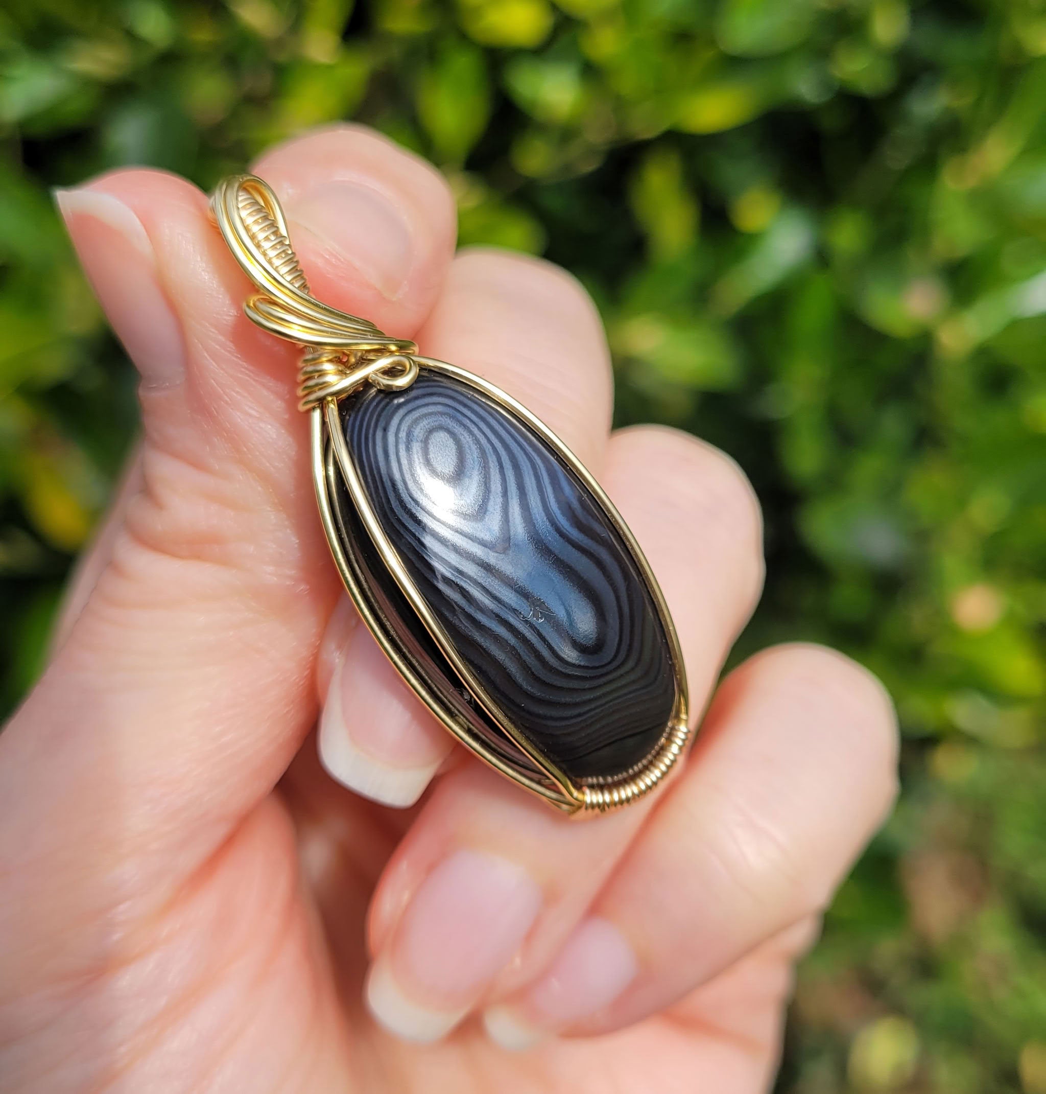 Pendentif en psilomélane – bijou artisanal – wire wrapping doré