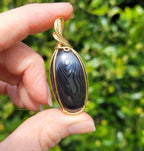 Pendentif en psilomélane – bijou artisanal – wire wrapping doré