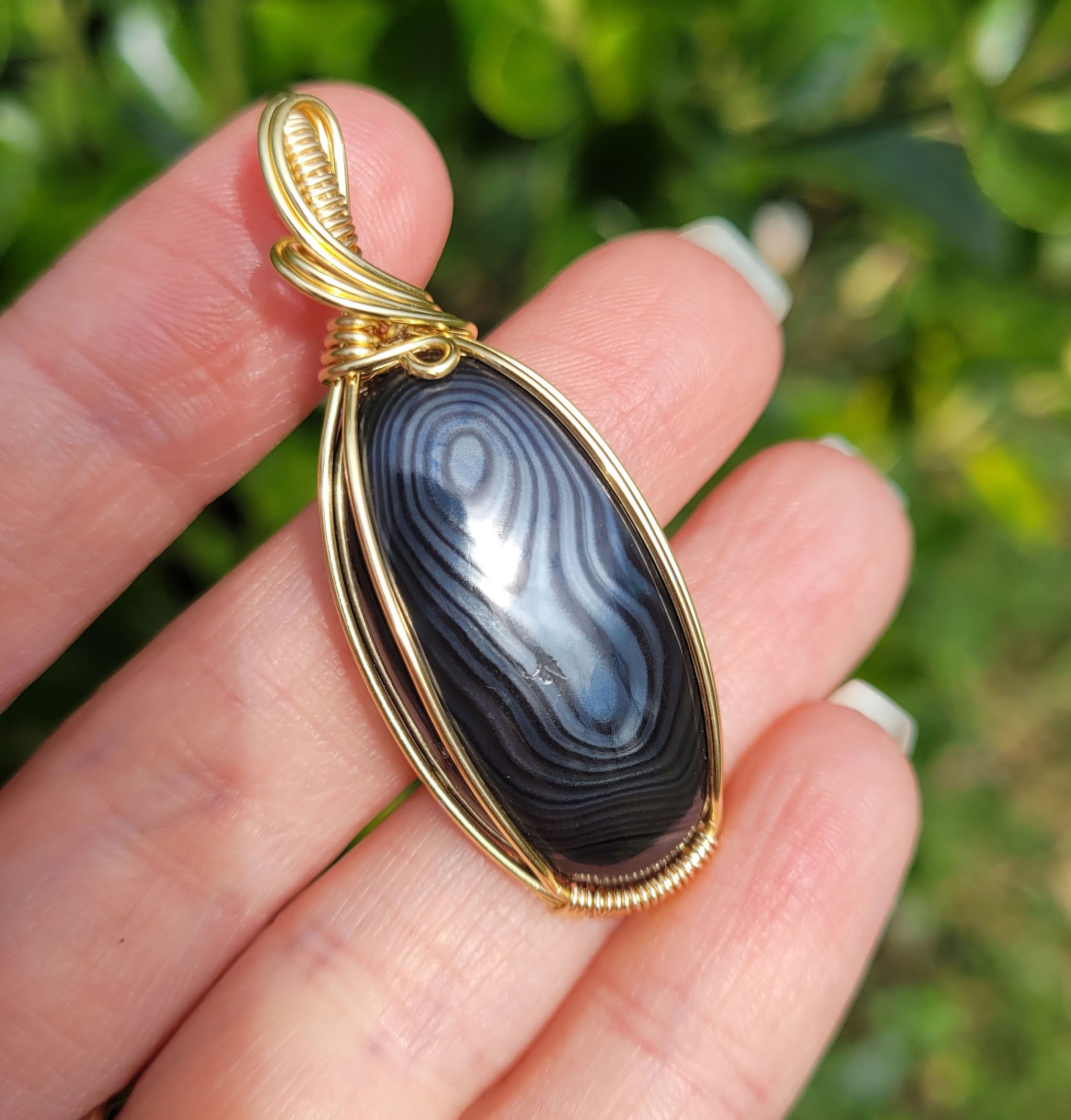 Pendentif en psilomélane – bijou artisanal – wire wrapping doré
