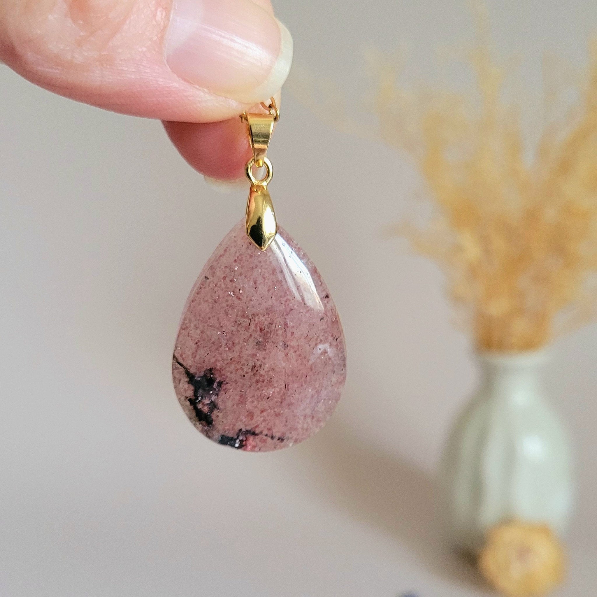 Pendentif en quartz fraise 3,1 cm – Bélière dorée