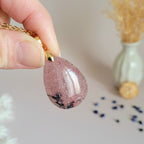 Pendentif en quartz fraise 3,1 cm – Bélière dorée