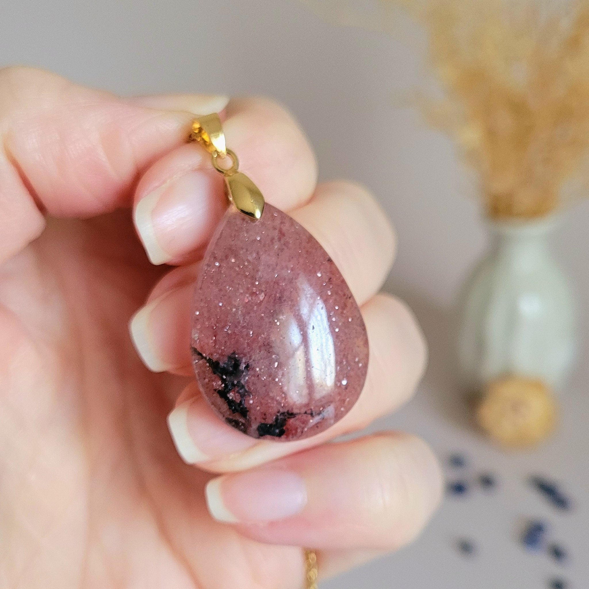 Pendentif en quartz fraise 3,1 cm – Bélière dorée