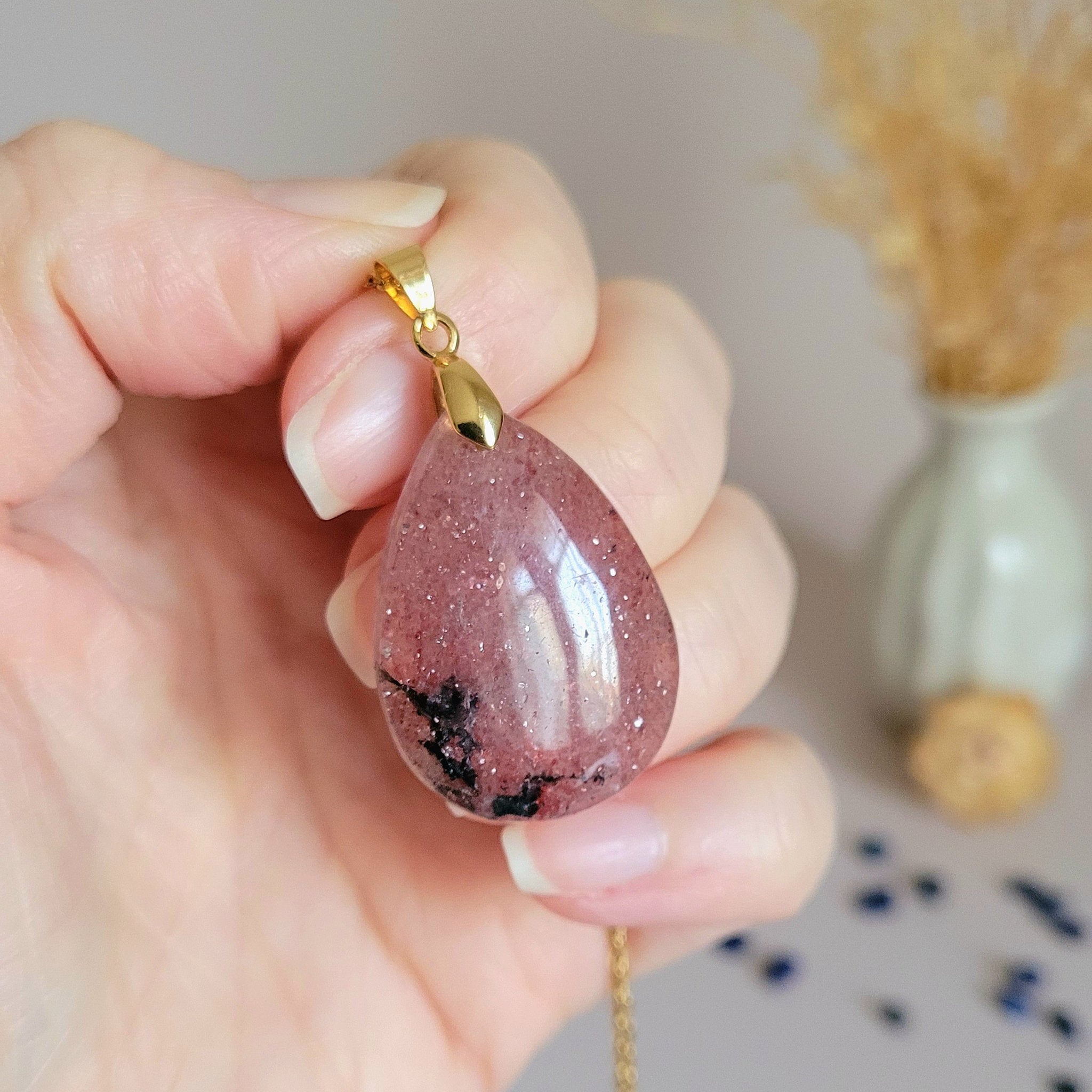 Pendentif en quartz fraise 3,1 cm – Bélière dorée