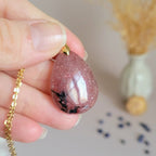 Pendentif en quartz fraise 3,1 cm – Bélière dorée