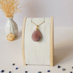 Pendentif en quartz fraise 3,1 cm – Bélière dorée