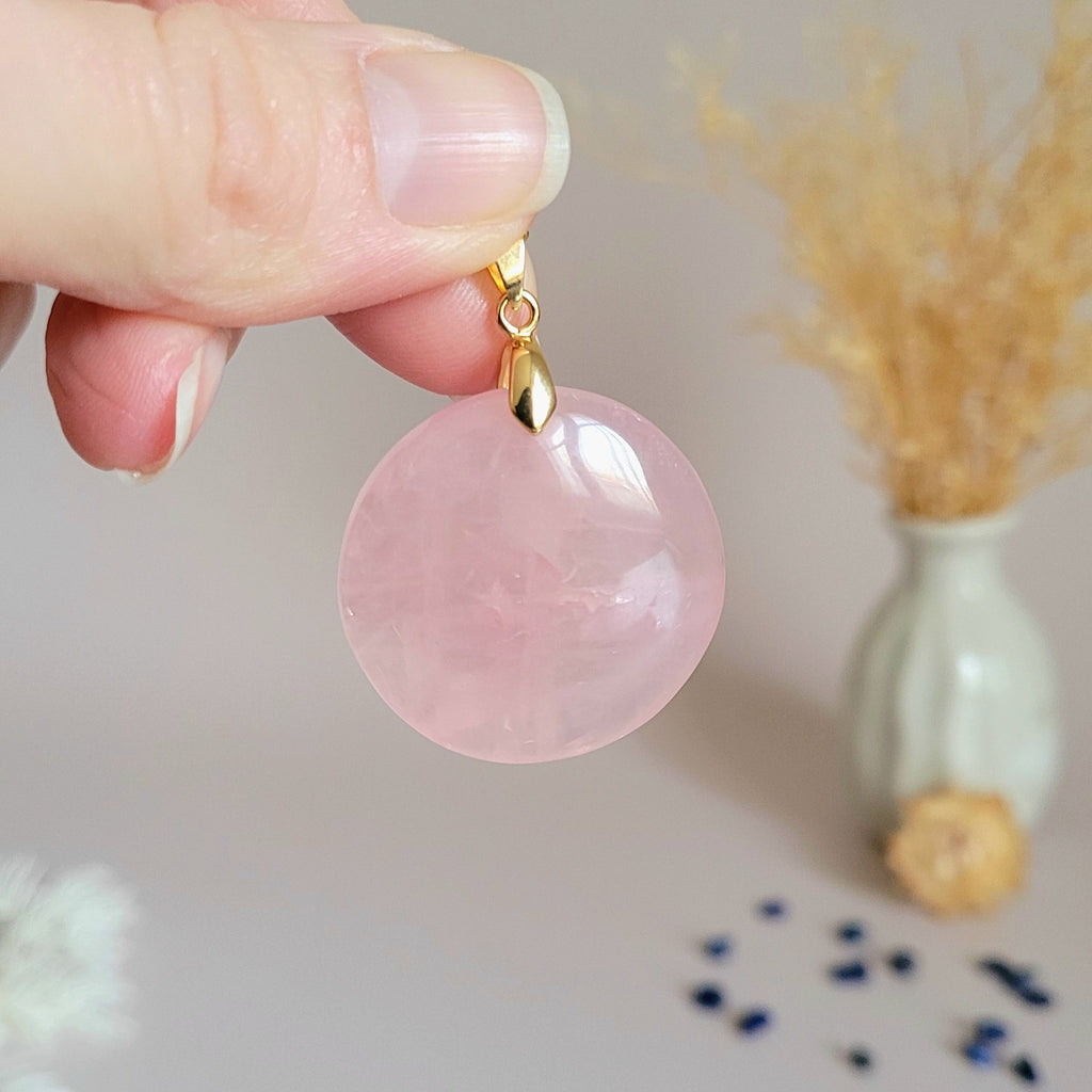 Pendentif en quartz rose 3,1 cm – Bélière dorée
