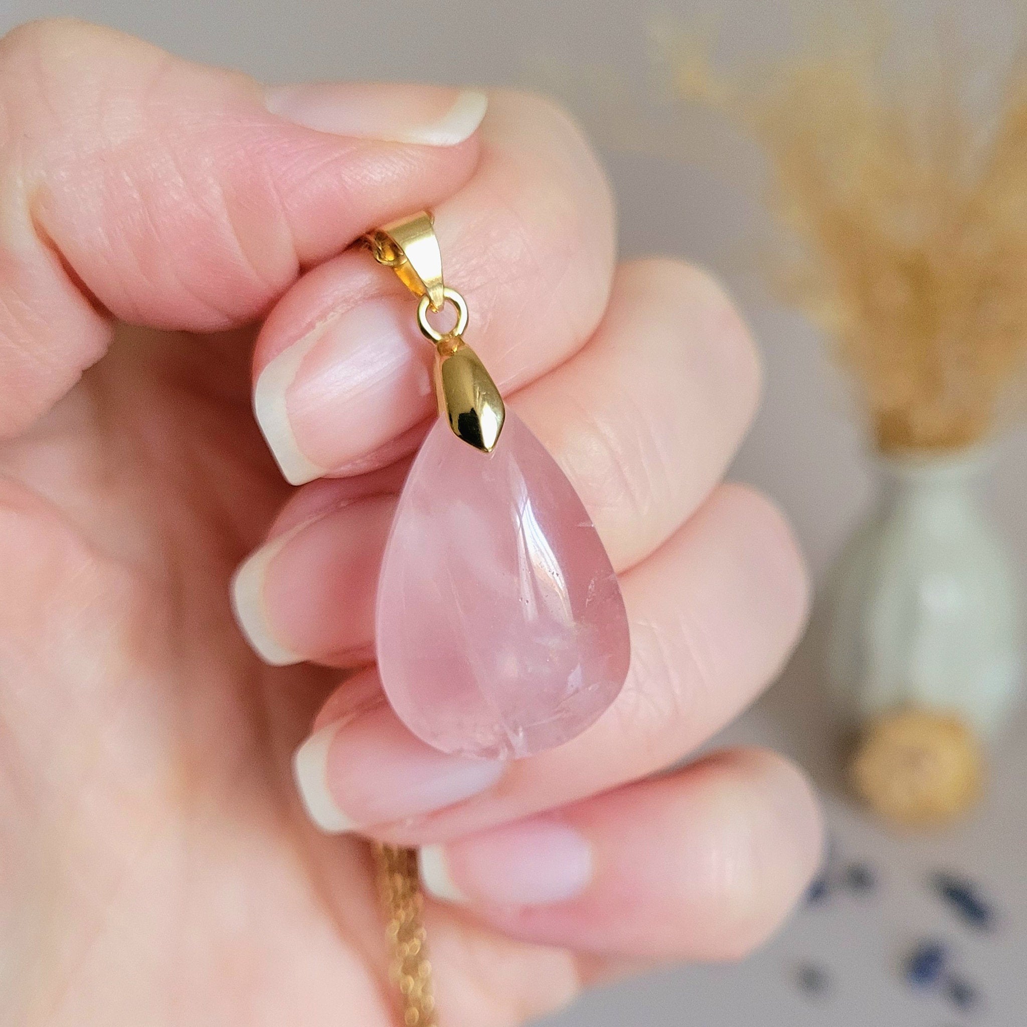 Pendentif en quartz rose 2,5 cm – Bélière dorée