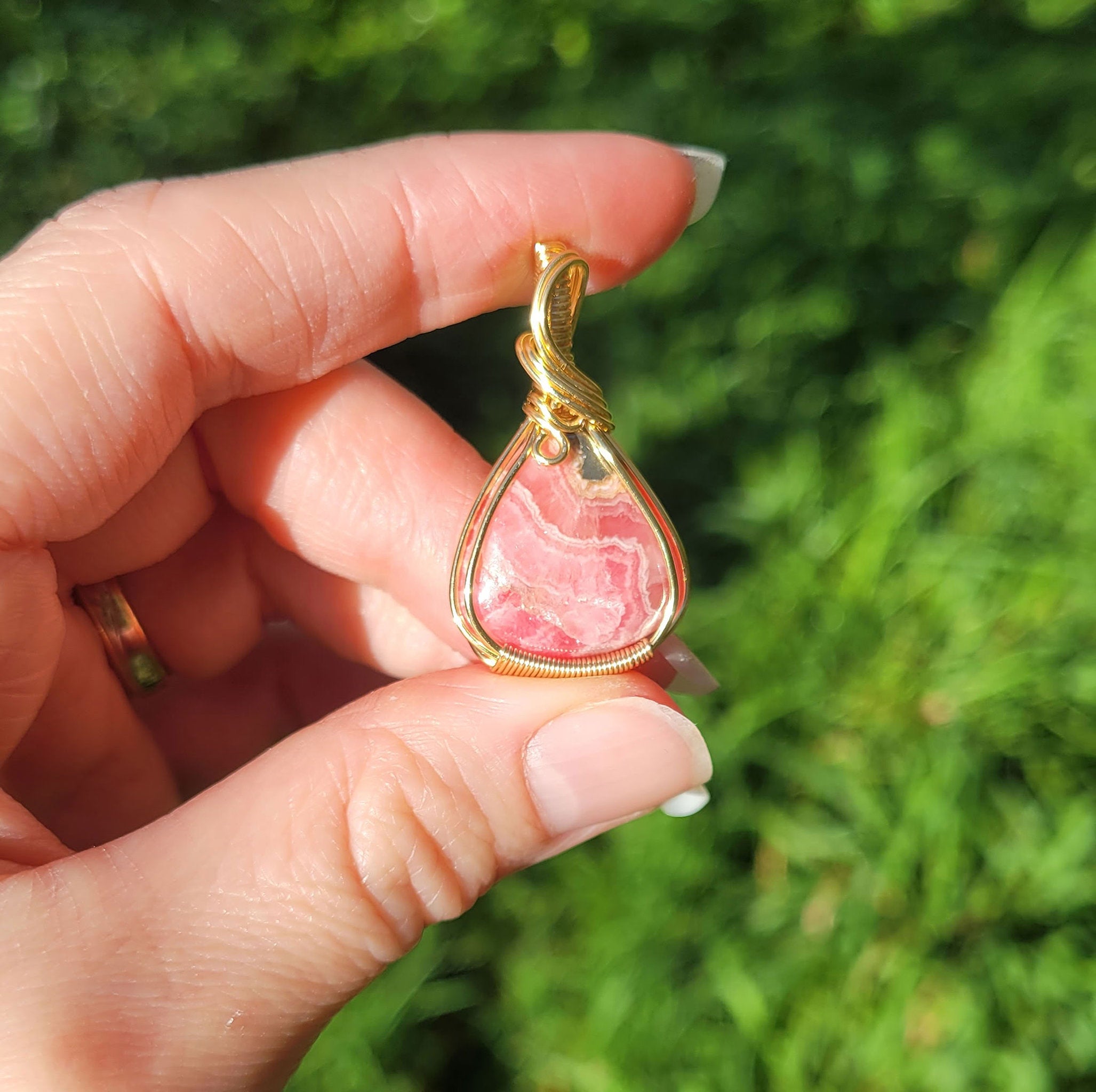 Pendentif en rhodochrosite 3,6 cm bijou artisanal en pierre naturelle