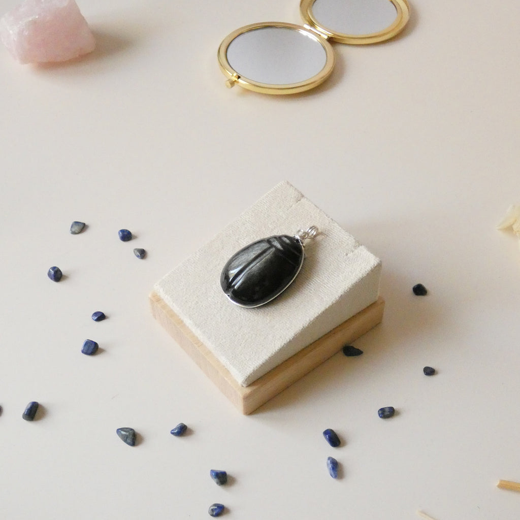 Pendentif scarabée obsidienne argenté 4,9 cm talisman unique