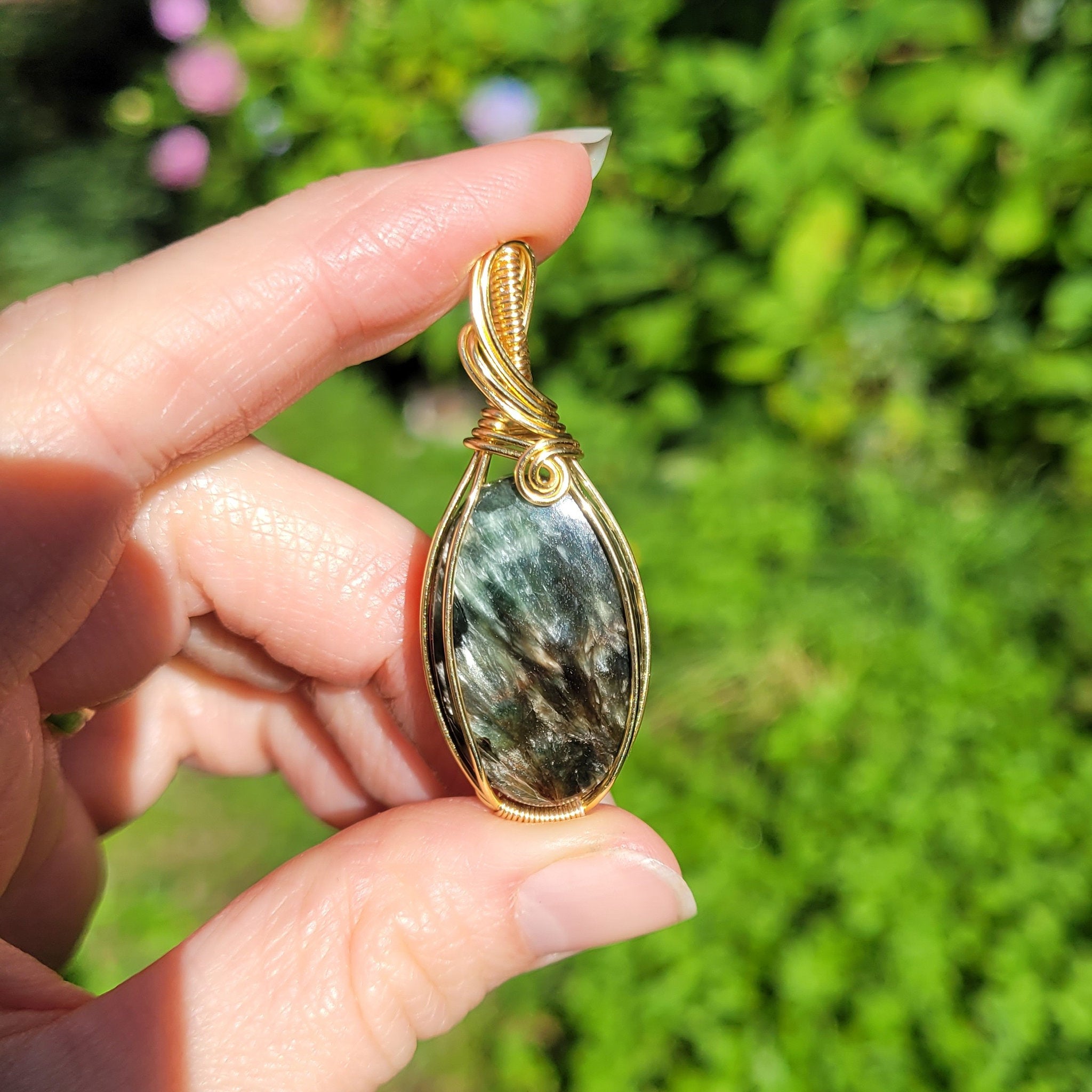 Pendentif en séraphinite wire wrapping doré – 4,9 cm
