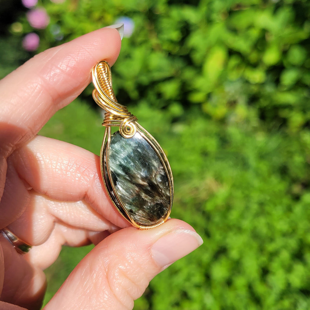 Pendentif en séraphinite wire wrapping doré – 4,9 cm