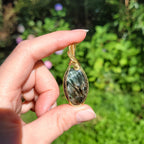 Pendentif en séraphinite wire wrapping doré – 4,9 cm